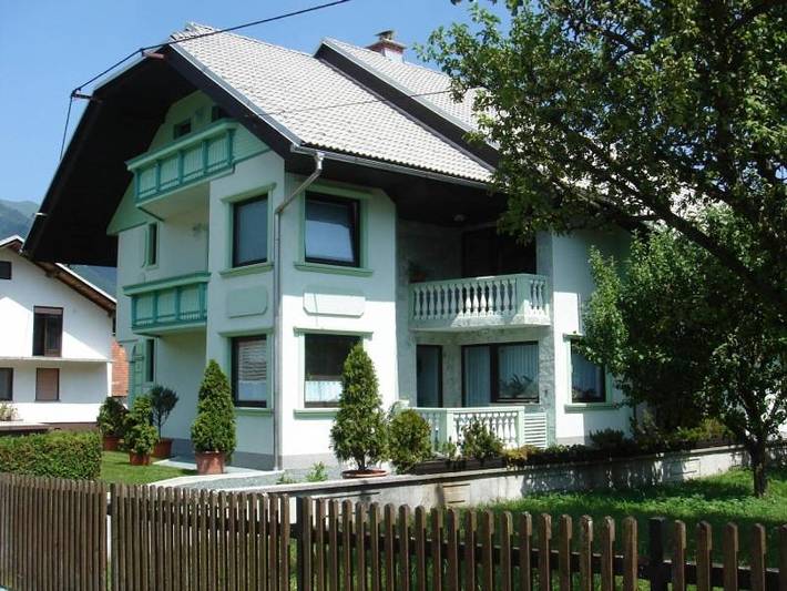 Location de vacances pour 11 personnes, avec Balcon et Terrasse ainsi que Jardin et Vue dans Mojstrana