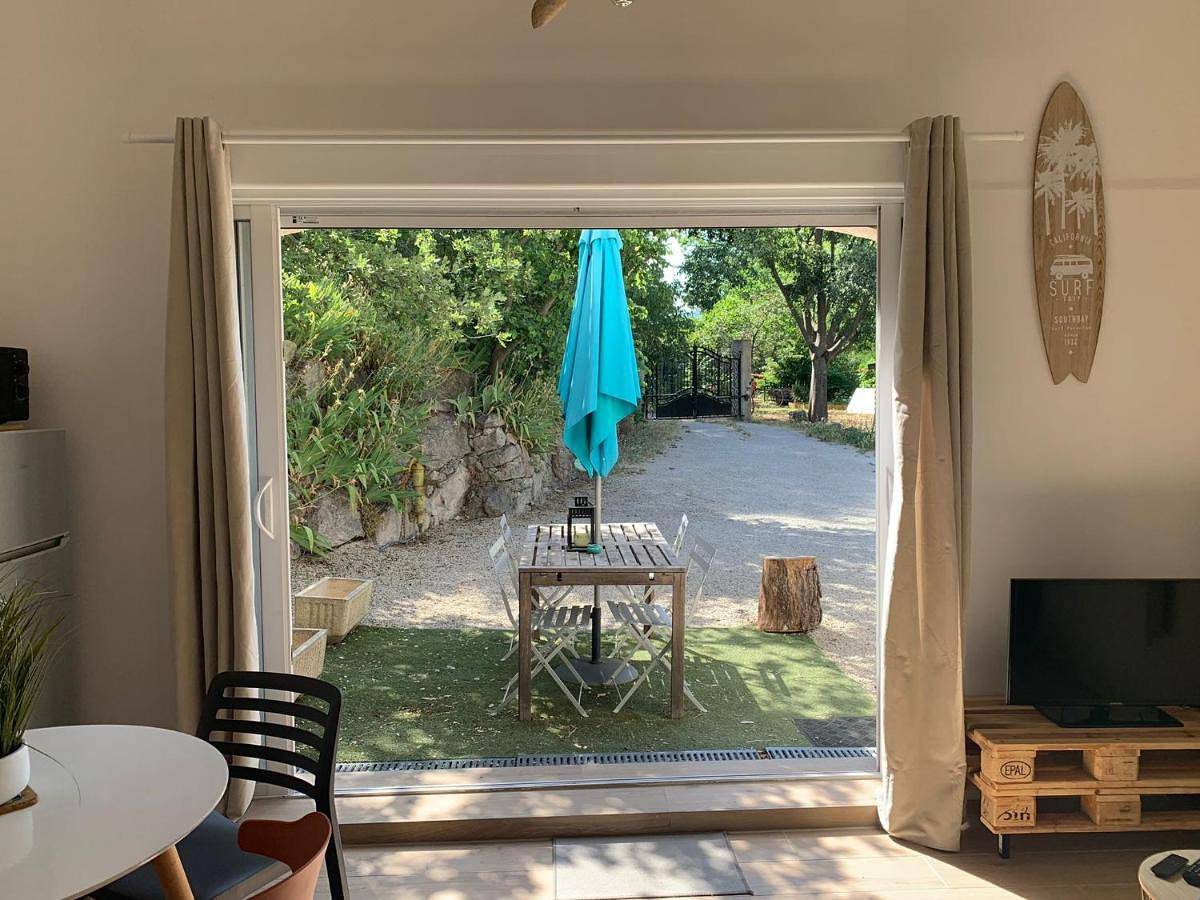Appartement entier, Apartment with Garden View in Simiane-Collongue, Côte méditerranéenne (France)