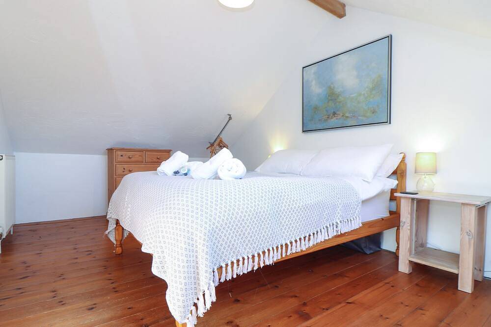 Joe’S Barn, pet friendly, country holiday cottage in Mullion in Mullion, Cornwall