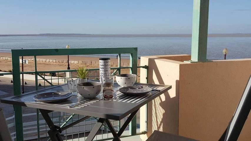 Gîte pour 2 personnes, avec Balcon et Terrasse ainsi que Piscine et Vue dans Casino De Chatelaillon