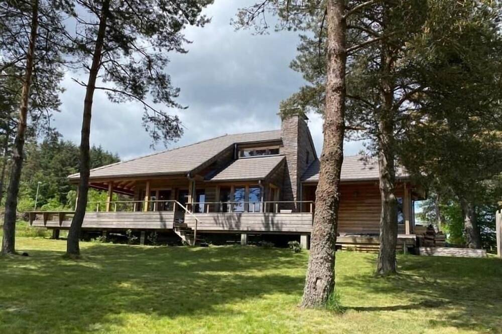 Luxe et détente : Lodge avec Spa privatif et accès piscine, golf, et aire de jeux. in Le Chambon-sur-Lignon, Mézenc