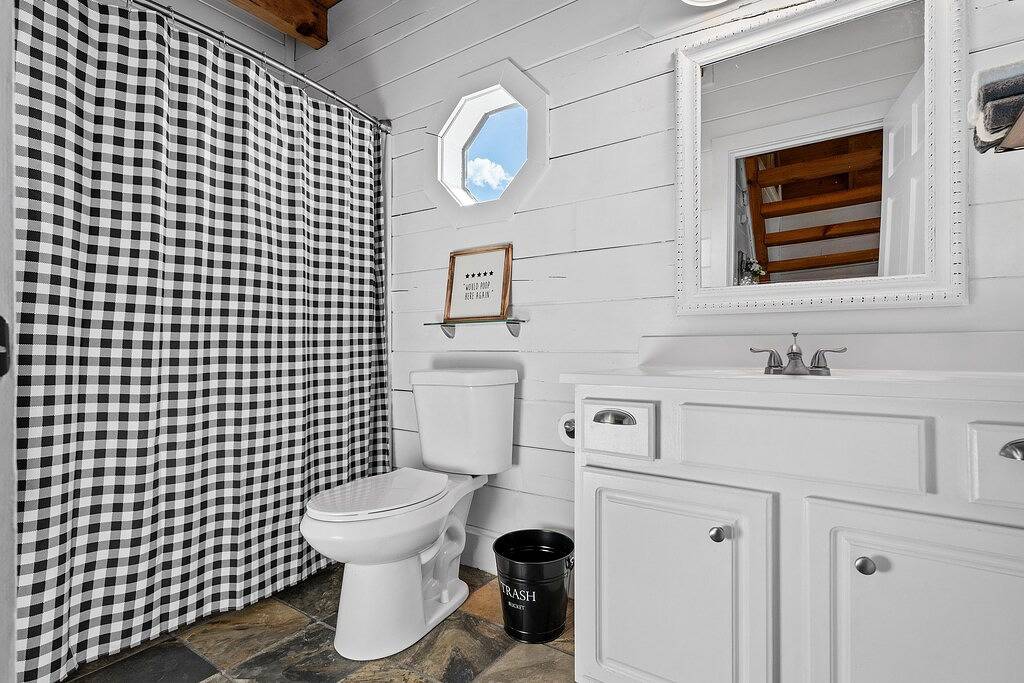 Secluded Mountain View Cabin w Private Lake Access in Douglas Lake