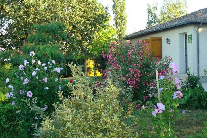 Gîte pour 8 personnes, avec jardin dans Montvalen