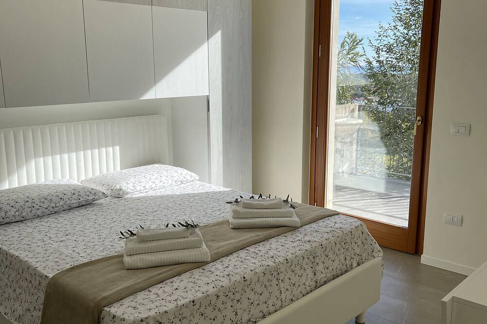 Stunning lake view villa, pool and barbecue in Polpenazze del Garda, Gardasee-Berge