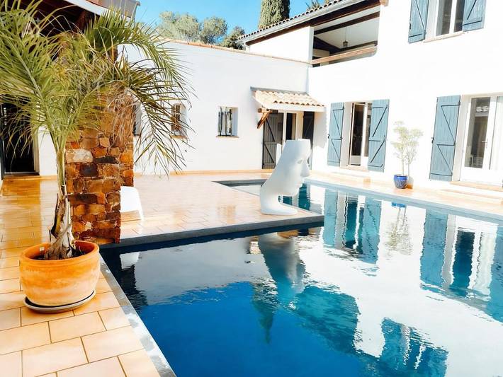 Location de vacances pour 4 personnes, avec piscine ainsi que vue et jardin à La Crau - 3