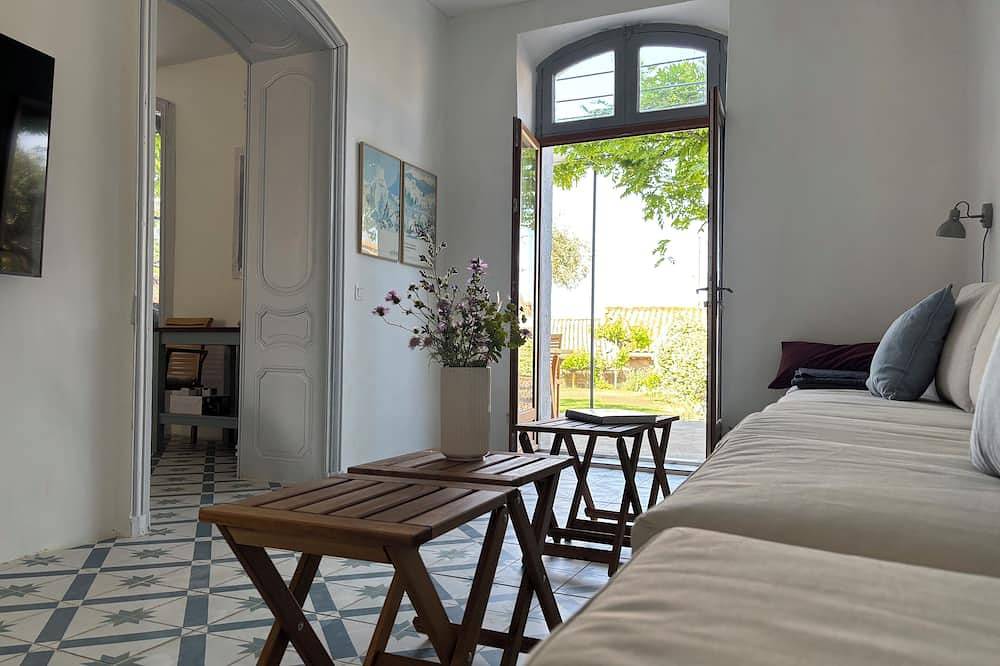 Spacious 4-Bedroom Private Townhouse, Garden & Views -20 Min to Beaches & Rivers in Thézan-lès-Béziers, Region de Béziers