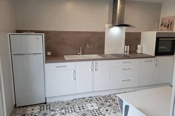 Gîte pour 4 personnes, avec terrasse et piscine à Louplande