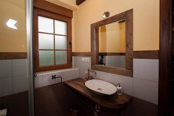 Casa rural para 15 personas, con vistas además de jardín y piscina en Parres - 3