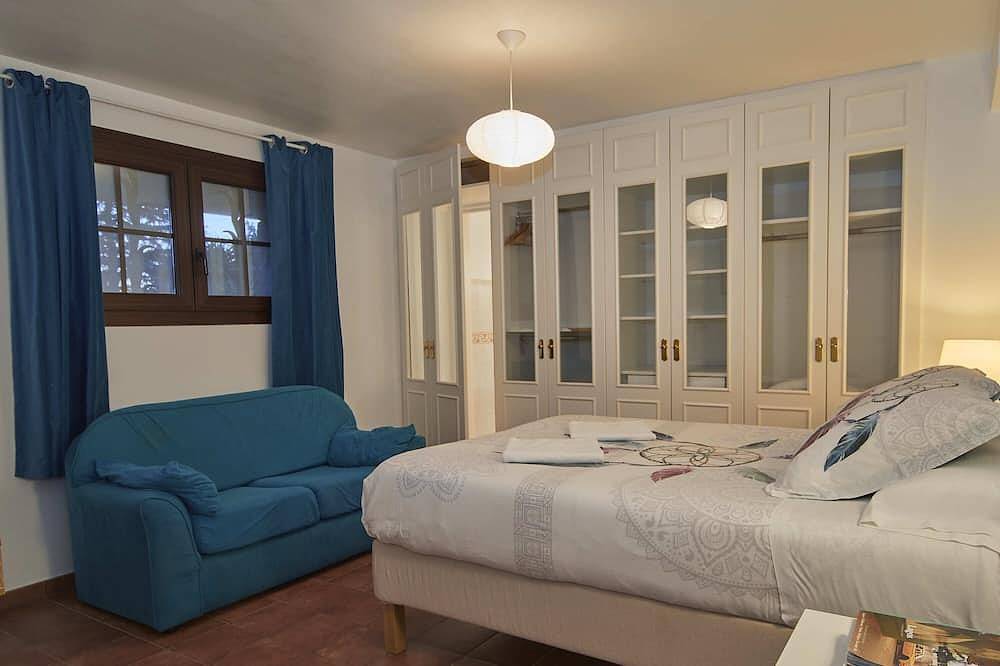 Apartamento entero, Arts House. Piscina, Jardin, Playas, Montañas @ 20 km from Barcelona in Urbanizacion Montcabrer, Cabrils