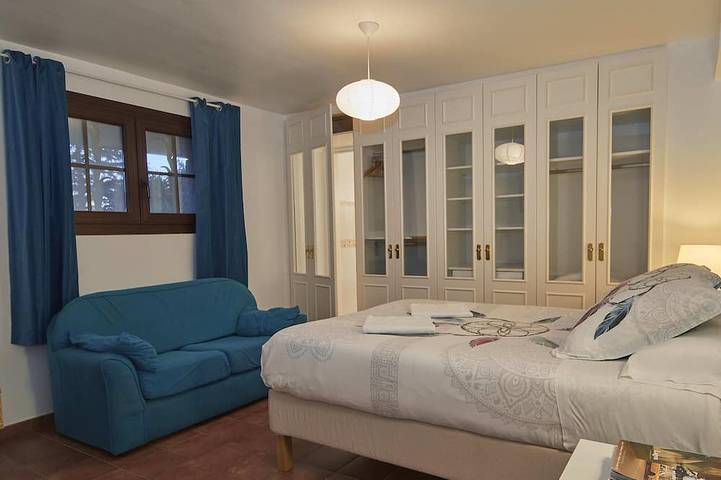 Appartement entier, Arts House. Pool, garden, beaches for you ! @ 20 km from Barcelona in Urbanizacion Montcabrer, Cabrils