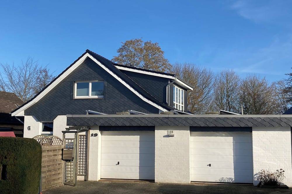 Ganze Wohnung, Ruhige Fewo, gut zum Spazieren und Einkaufen im Outlet-Center. in Neumünster, Schleswig-Holstein Binnenland