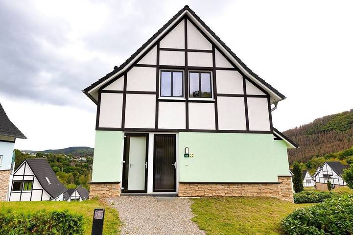 Ferienhaus für 12 Personen, mit Balkon und Pool in Heimbach