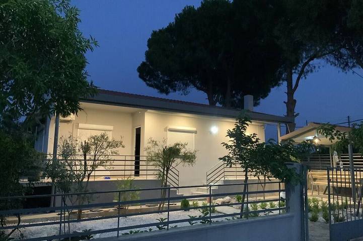 Ferienhaus für 4 Personen, mit Garten und Balkon in Loutraki