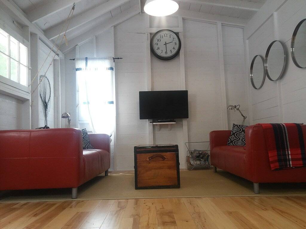 Cozy, clean, newly renovated two bedroom cottage on the waterfront. in Sauble Beach, Tobermory (Ontario)