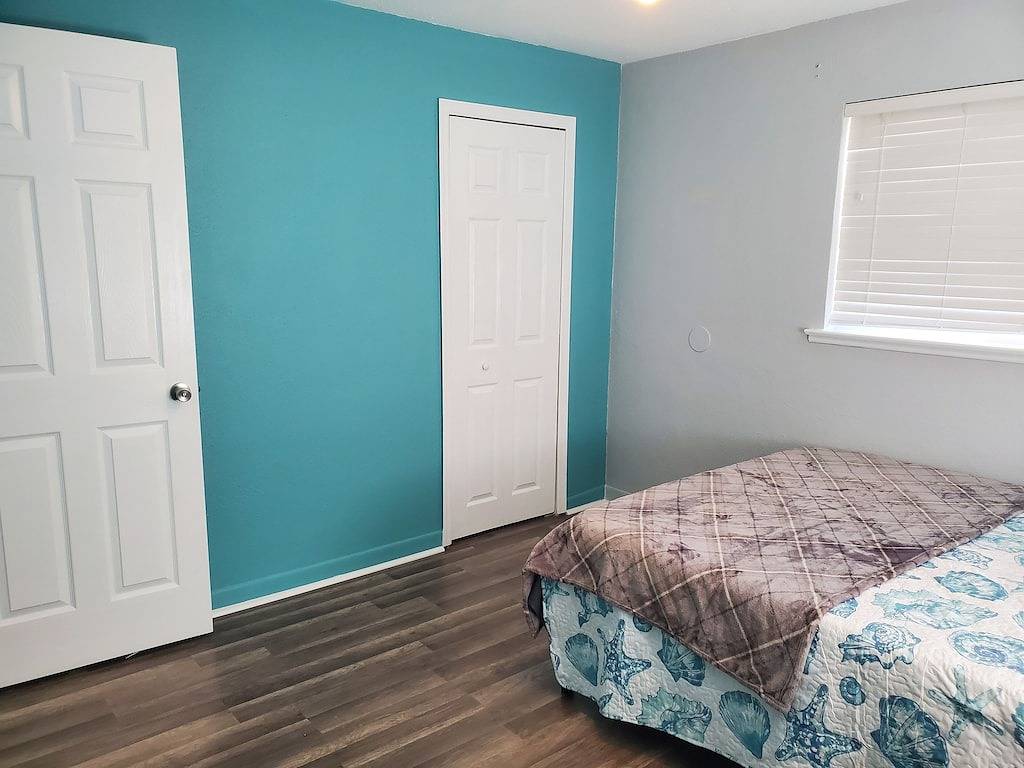 10 mins from the beach, pet friendly, huge yard! in Clearwater, Pinellas County