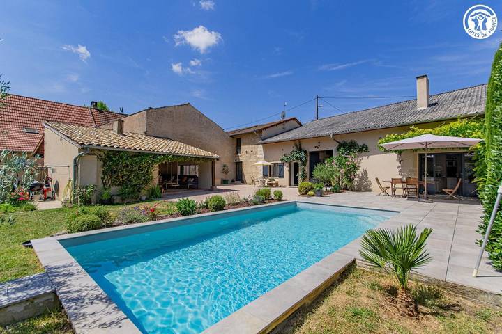 Gîte pour 2 personnes, avec terrasse ainsi que jardin et piscine