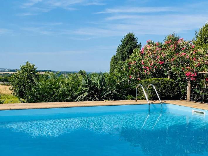 Gîte pour 2 personnes, avec Terrasse et Jardin ainsi que Piscine et Vue à Génis