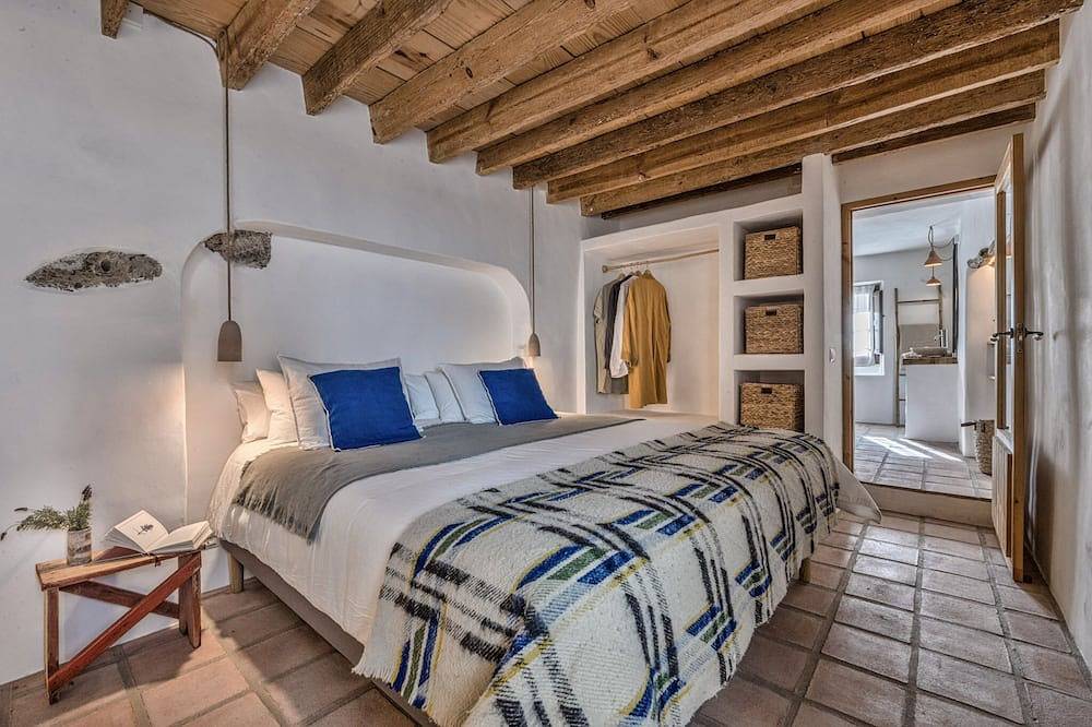 Entire apartment, Apartment-Exclusive-Ensuite with Shower-Terrace-Historic building in Canillas de Aceituno, Málaga Province