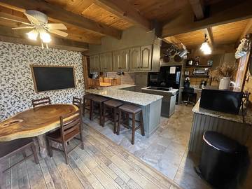 Vacation Home for 35 Guests in West Virginia, USA, Picture 1