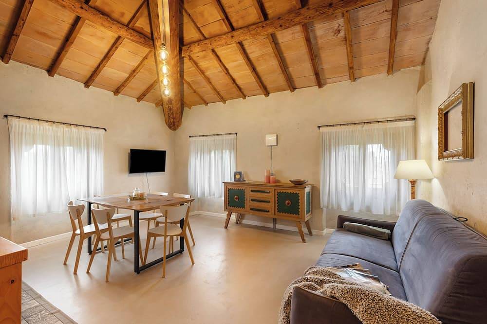 Villa 'Il Bozzolo Boutique Apt Magnolia' where Relaxation meets Design in Valeggio sul Mincio, Verona Province