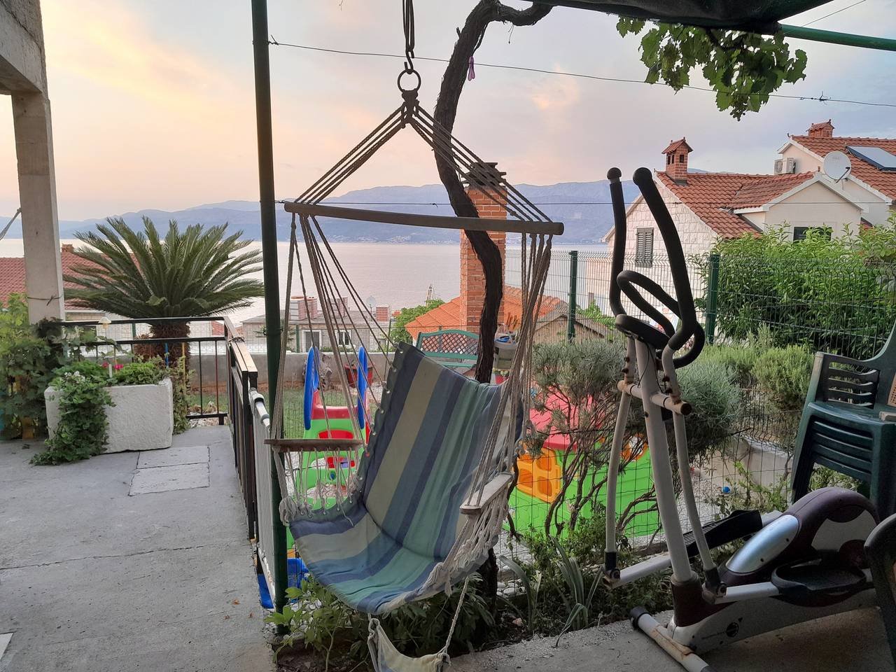 Ganze Wohnung, 1-Zimmer-Ferienwohnung mit Terrasse und Meerblick Postira (Brac) A-2911-a in Postira, Brac