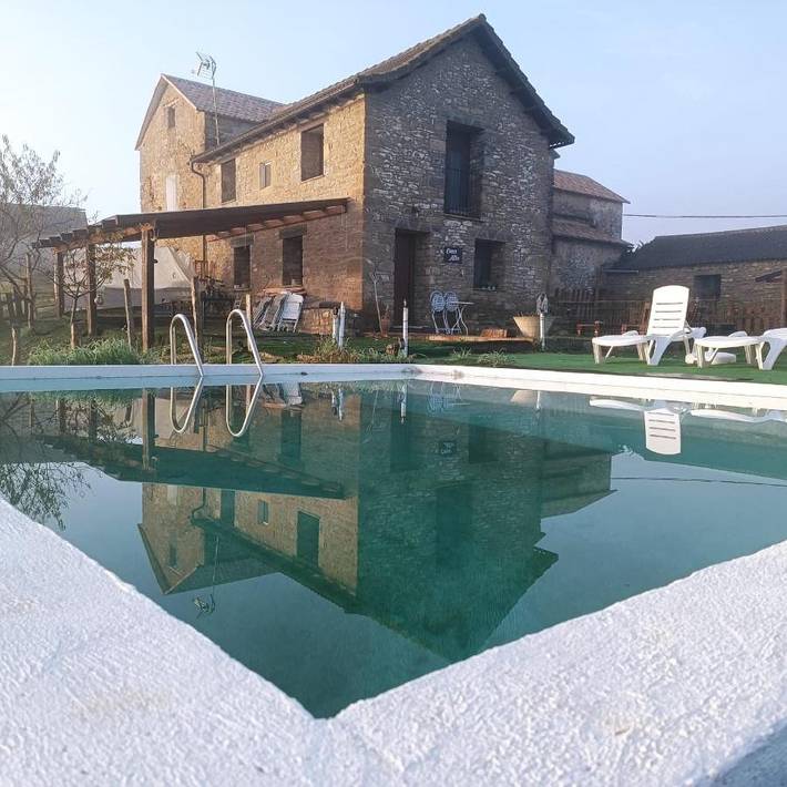 Apartamento para 4 personas, con Balcón y Terraza además de Jardín y Piscina en Sabiñánigo