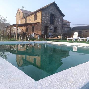 Gîte pour 4 personnes, avec piscine et jardin, adapté aux familles à Sabiñánigo