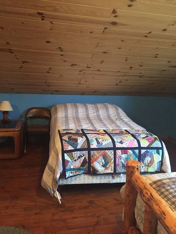 Log cabin for 9 people, with garden in Wisconsin