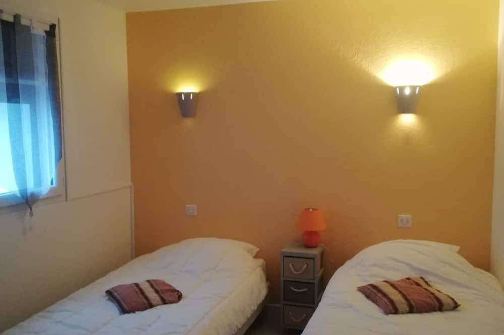 Entire apartment, T3 70m2 1st floor family house 500 m from the beach and all amenities in Urrugne, Bayonne region