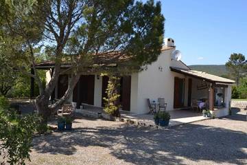 Cottage pour 4 personnes, avec terrasse et balcon/terrasse à Cesseras