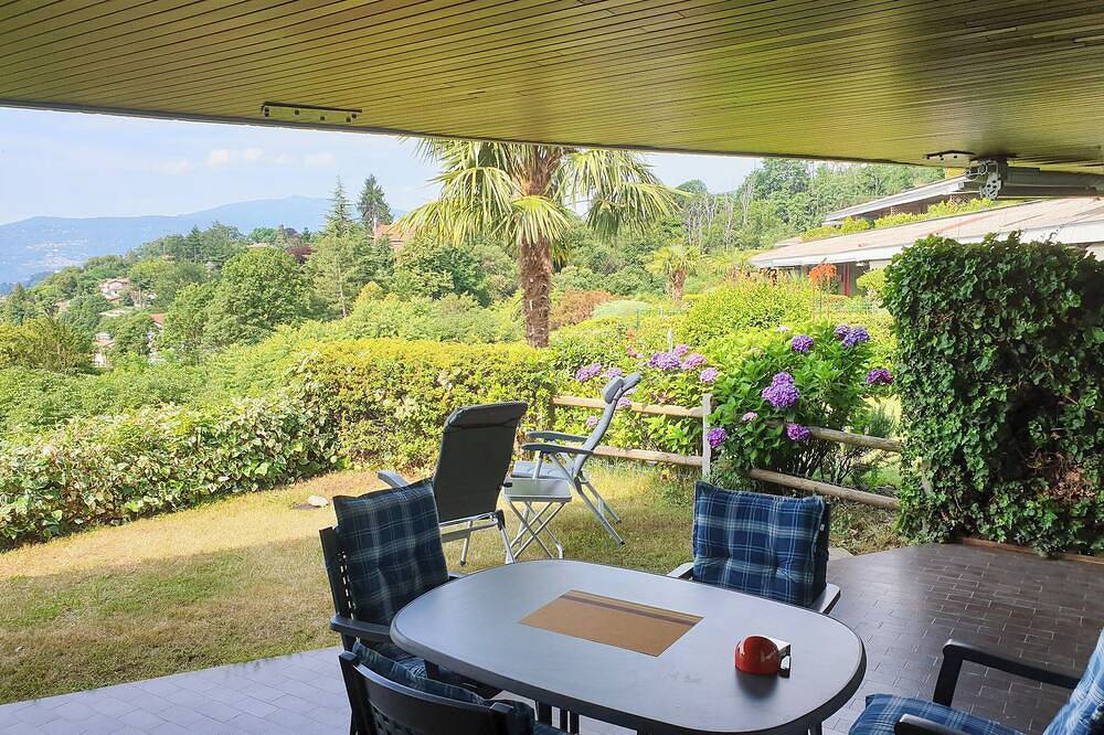 Ganze Wohnung, Attraktives Studio mit Terrasse, Garten, Klimaanlage, Pool und Traumseesicht in Susello, Ghiffa