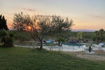Cottage pour 4 personnes, avec terrasse et jacuzzi ainsi que piscine et jardin à Montagnac