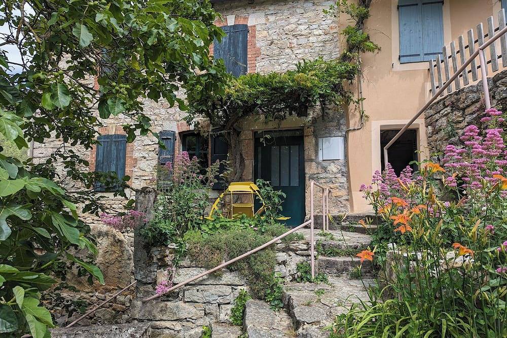 Gîte La Glycine: calm and greenery for families and pet owners. in Gorges du Tarn Causses, Cevenas