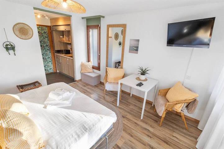 Ganze Wohnung, Bright studio apartment with a terrace, 5 minutes from the lake in Delley-Portalban, Lake Neuchâtel