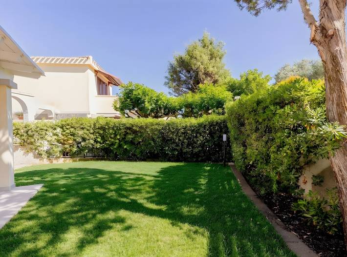 Villa Le Pavoncelle Home Holiday with Private Garden, Wi-Fi, and Air Conditioning