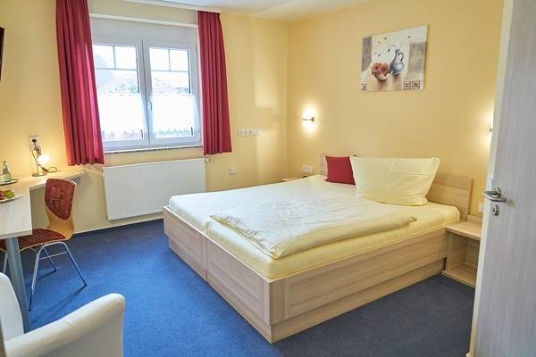 Landgasthof Fleischhauer - Doppelzimmer Katg. 3 Premium (auch zur Alleinbenutzung) mit eigenem Badezimmer in Homberg (Ohm), Vogelsberg Region