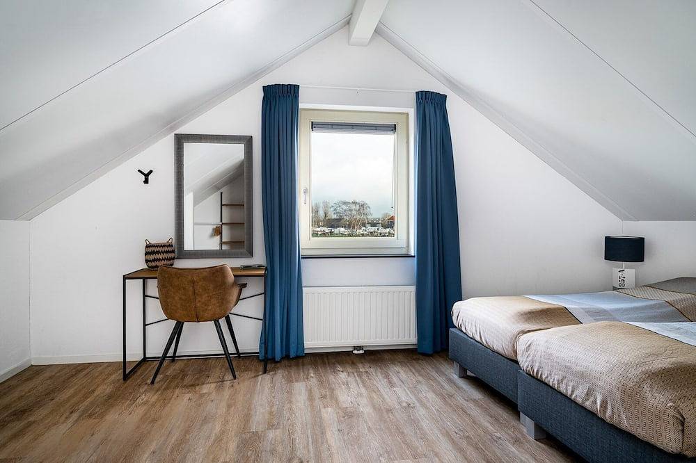 Übernachten Sie in unserem geräumigen Sneekermeer-6-Haus mit privatem Bootssteg. in Akkrum, Friesland
