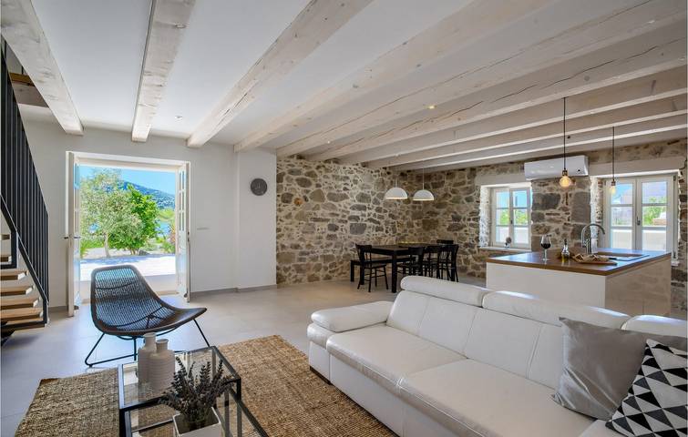 Accogliente appartamento sul mare con piscina, Wi-Fi e parcheggio in Sutomiscica, Isola di Ugljan