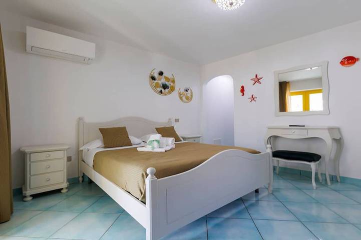 Villa Le Porpore between Positano and Amalfi, with an enchanting sea view. in Furore, Sorrento Coast