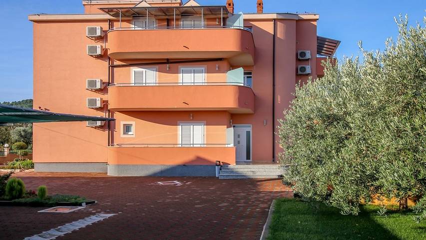 Ferienwohnung für 5 Personen, mit Terrasse und Pool