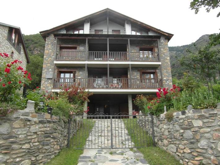 Apartamento para 6 personas, con terraza además de vistas y jardín en Sahún