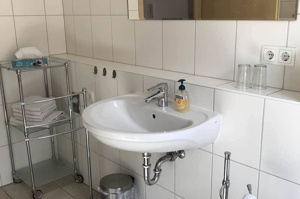 Ganze Wohnung, Gemütliche 45qm Ferienwohnung mit Balkon, kostenfreies Parken und Wlan in Nordheim am Main, Fränkisches Weinland
