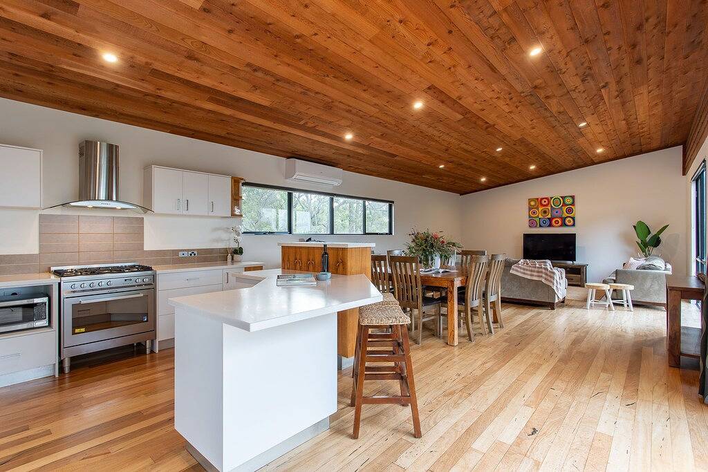 Big Rock Dreaming Bush Retreat w Stylish Comforts in Dunsborough, Western Australia