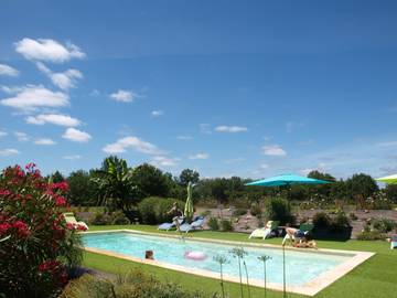 Gîte pour 5 personnes, avec jardin ainsi que terrasse et piscine, animaux acceptés à Peyzac-le-Moustier