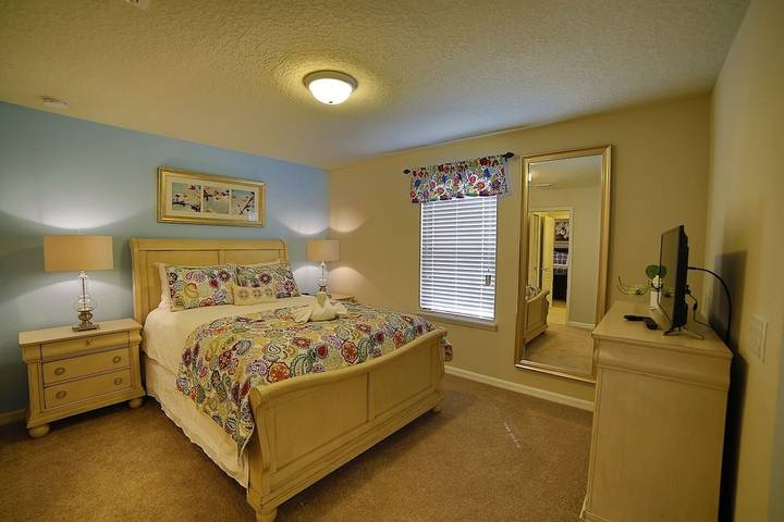 Vacation rental for 22 people, with pool and sauna as well as hot tub and yard in Central Florida