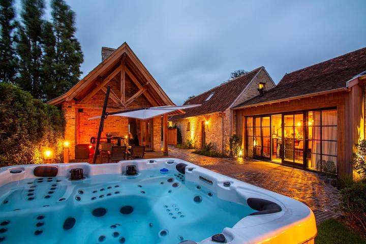 Location de vacances pour 19 personnes, avec Jacuzzi et Terrasse ainsi que Jardin et Vue à Lo-Reninge
