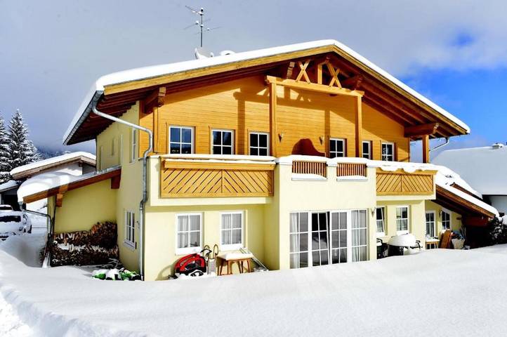 Ganze Wohnung, Ferienwohnung 'Landhaus Sonja 1' mit Bergblick, Terrasse und WLAN in Leutasch, Innsbruck Land