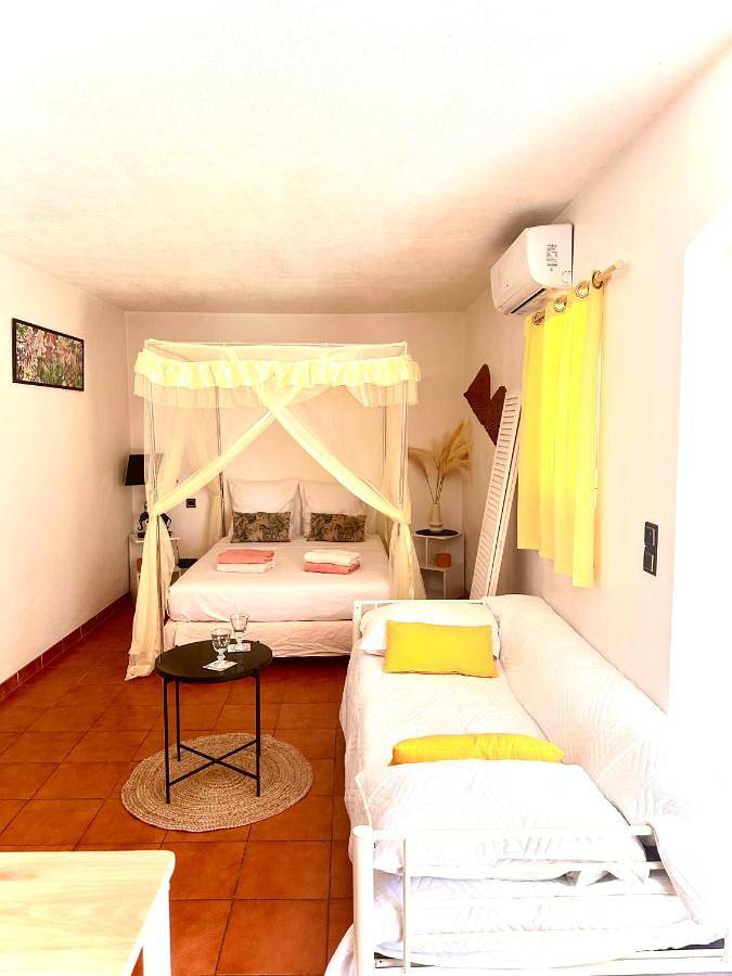 Gîte pour 4 personnes, avec vue et jardin dans Plage D Aigue Bonne - 2