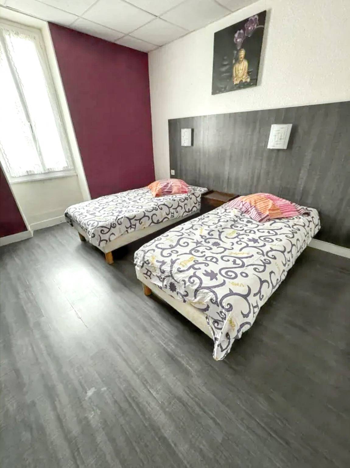 Entire apartment, Welcoming apartment in Néris-les-Bains - 35 m², nice terrace in Néris-les-Bains, Montluçon region