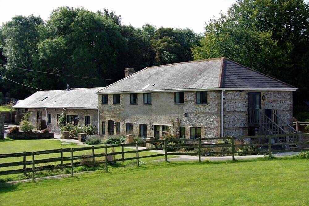 Ein wunderschönes luxuriöses Einfamilienhaus für 12 Personen mit einem riesigen Garten und einem Swimmingpool in Kingsdown, Kent